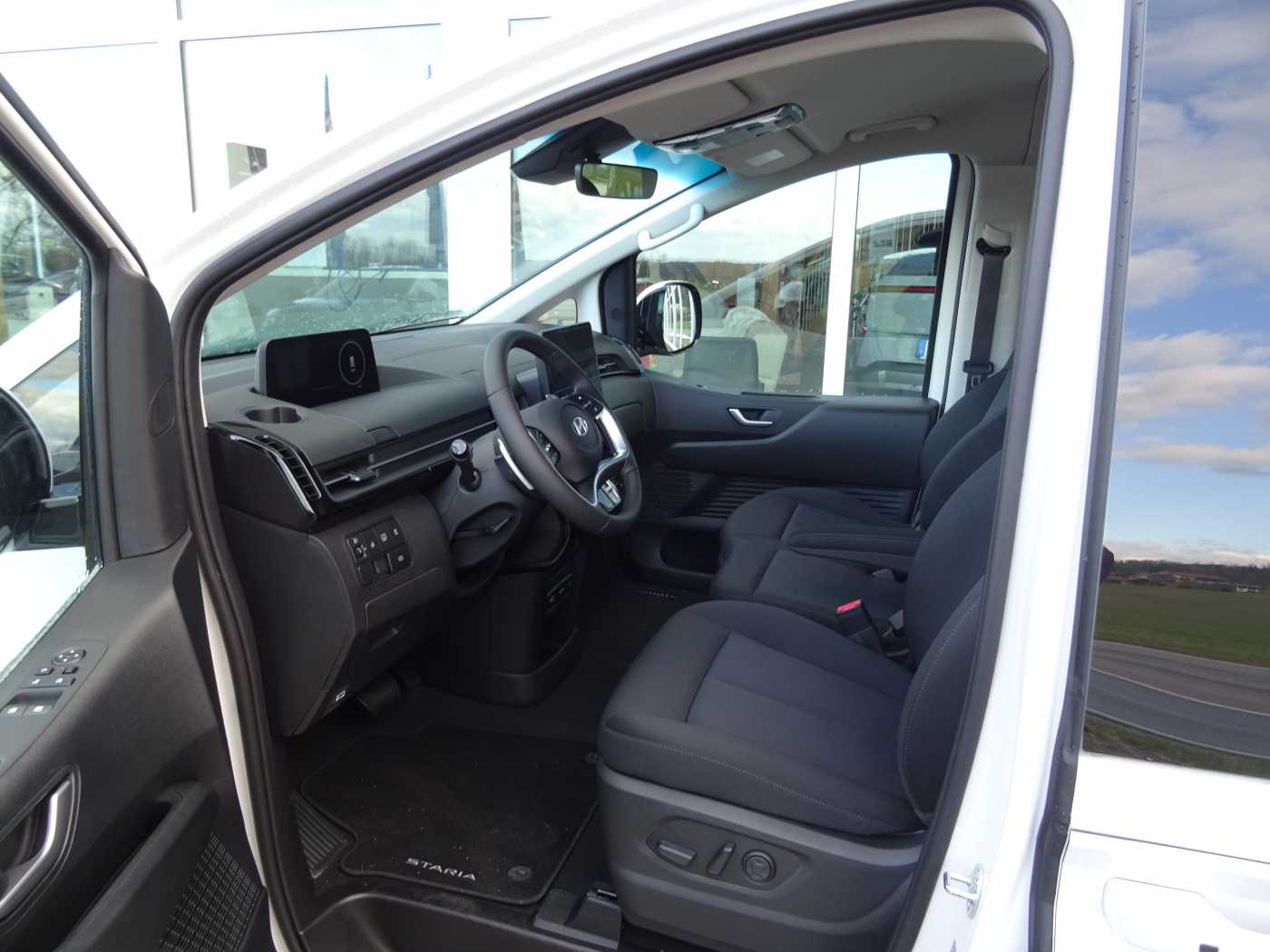 STARIA 1.6 T-GDI Hybrid A/T, TREND 18' Alu, Park-Paket, Easy-Access-Pak 2WD (9-Sitzer),