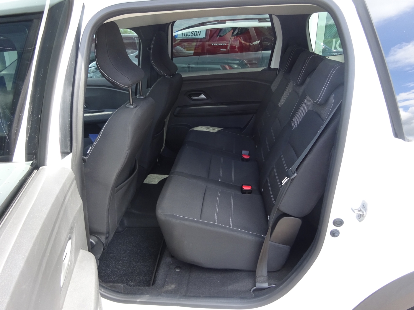 Jogger Expression Digitales Cockpit Apple CarPlay Android Auto Fahrerprofil DAB Notbremsass.