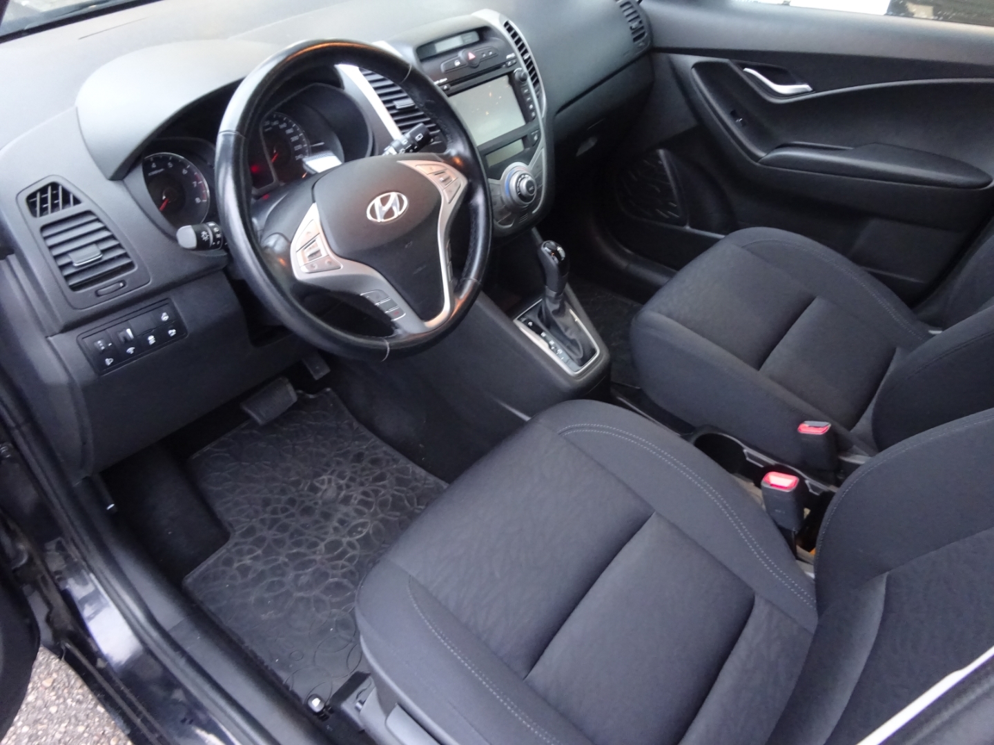 ix20 FL 1.6 Benzin A T (MJ19) Sonderedition Space Plus Navi Klimaautom SHZ LenkradHZG