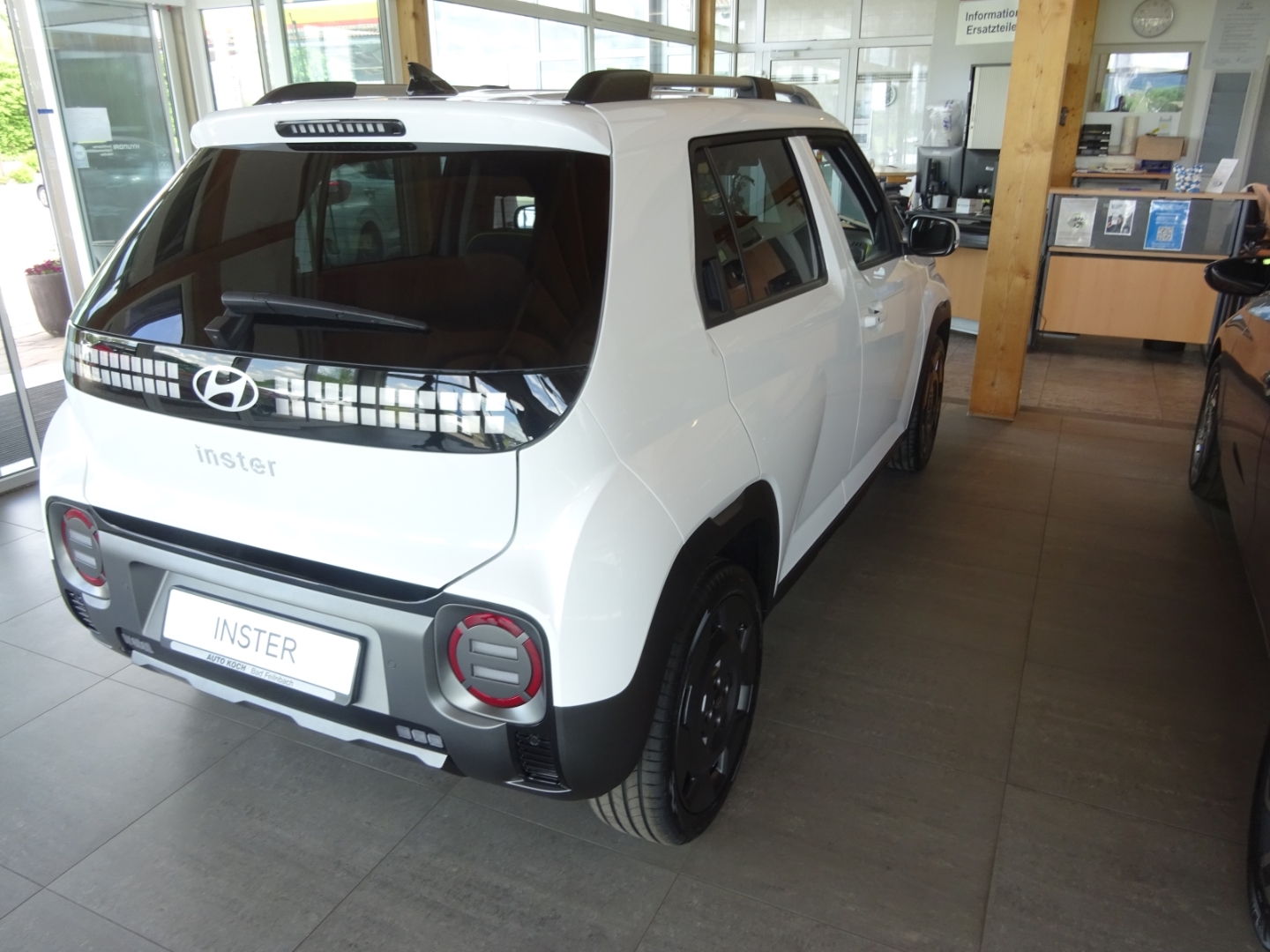 INSTER Elektro 85 kW FWD Cross EV (MY26) 49 kWh (115 PS) 2WD Effizie Navi Digitales Cockpit