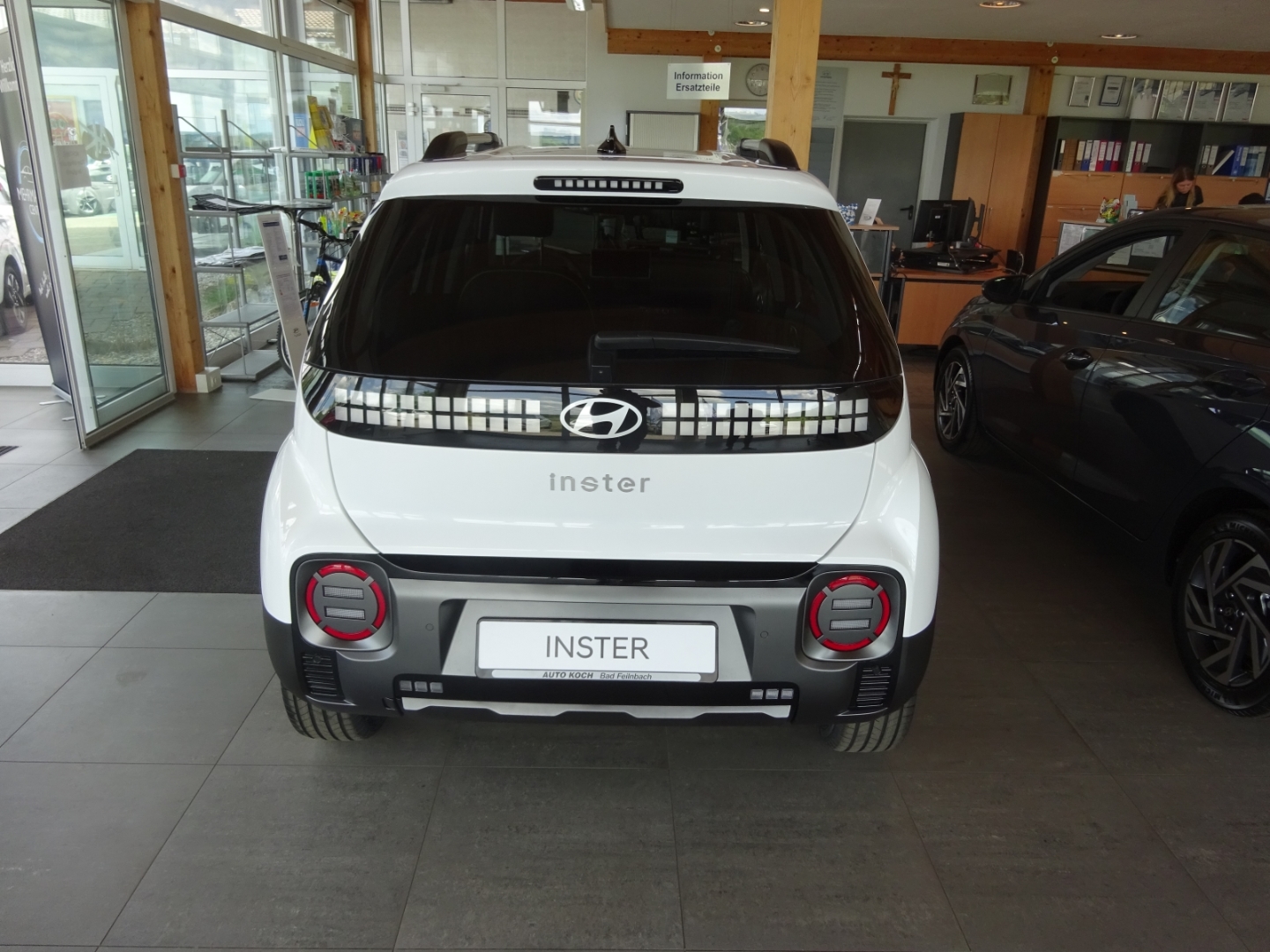 INSTER Elektro 85 kW FWD Cross EV (MY26) 49 kWh (115 PS) 2WD Effizie Navi Digitales Cockpit