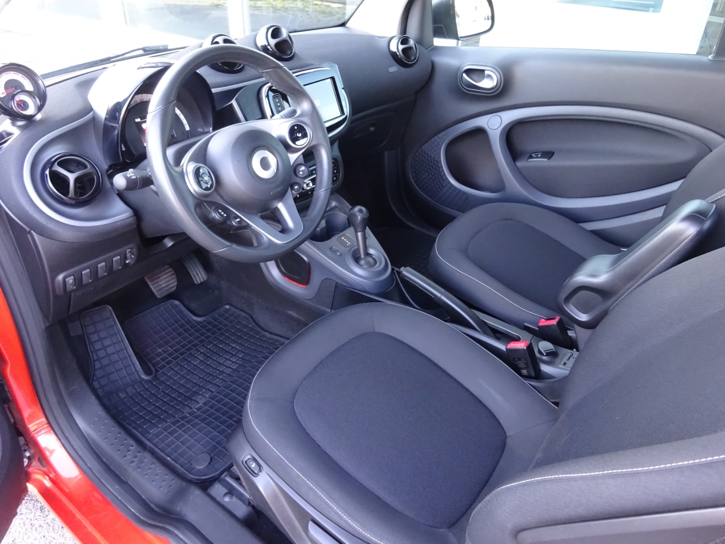 fortwo cabrio Basis 66 kW CABRIO CABR Navi Klimaautom Kom-paket DAB Ambientebeleuchtung
